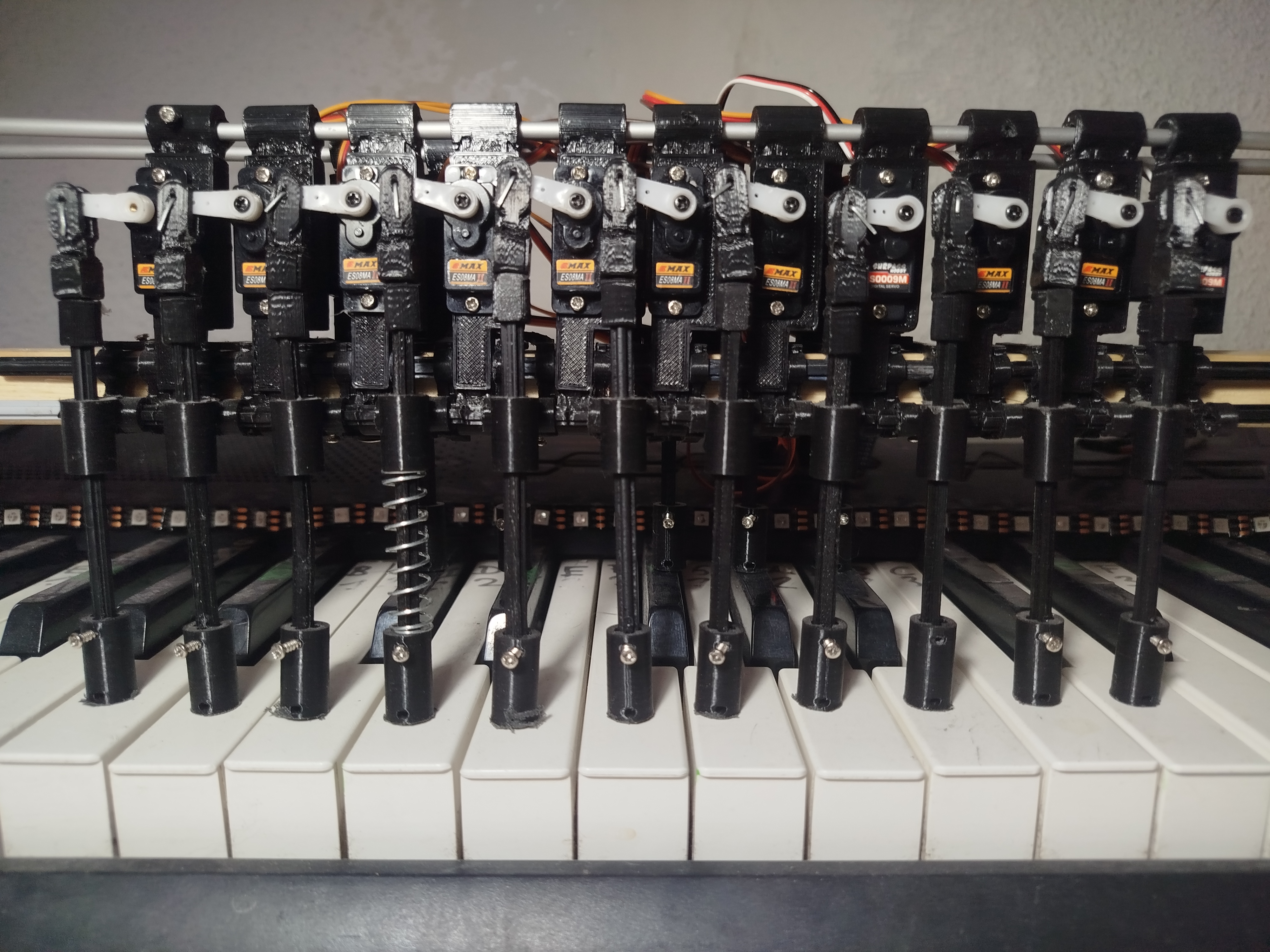 Vista frontal — servos ES08MA en detalle