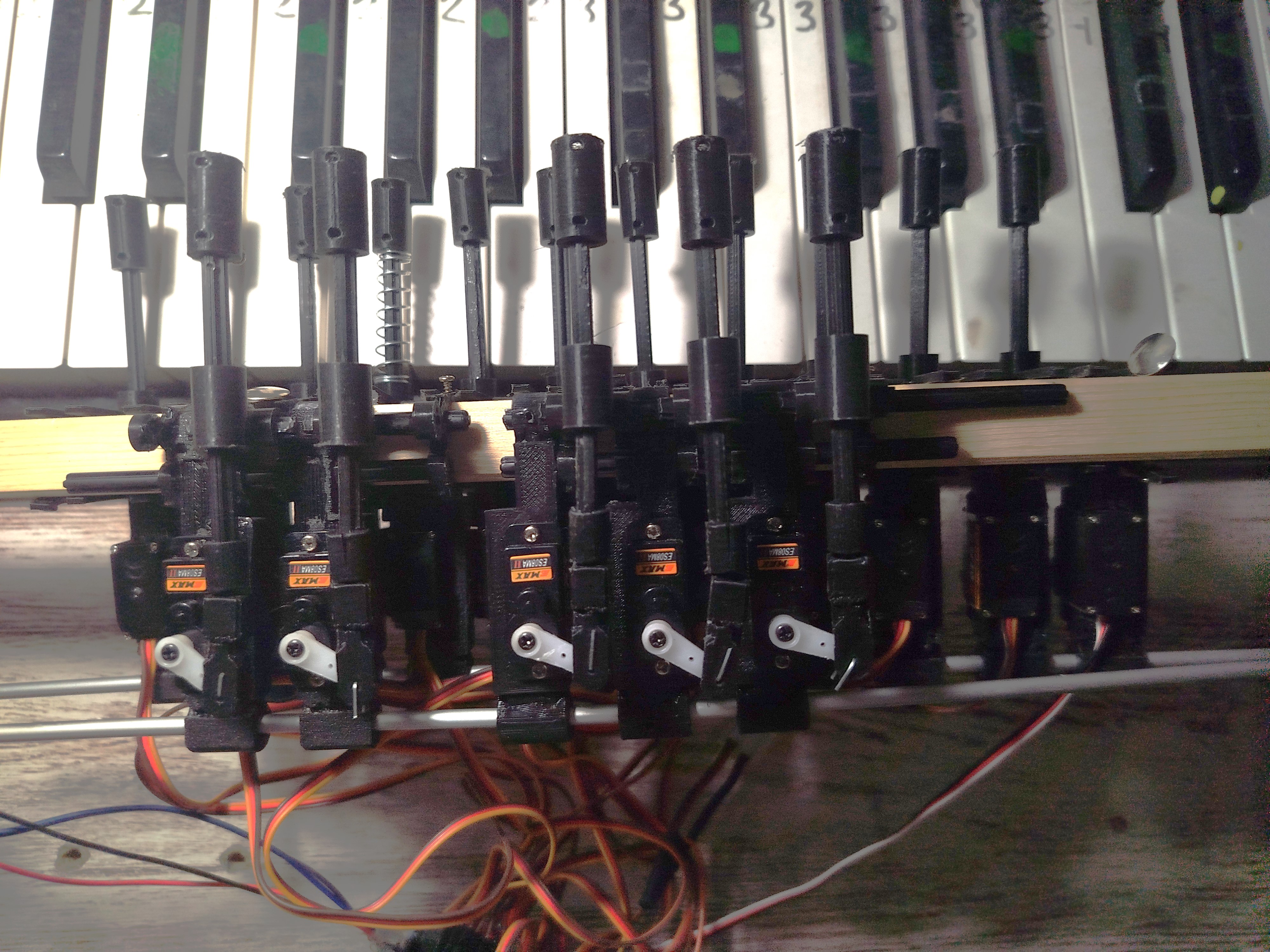 Vista lateral — teclas negras con LEDs
